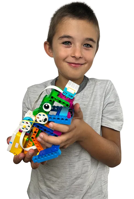 Junge zeigt stolz seinen selbst gebauten LEGO® Education SPIKE Roboter